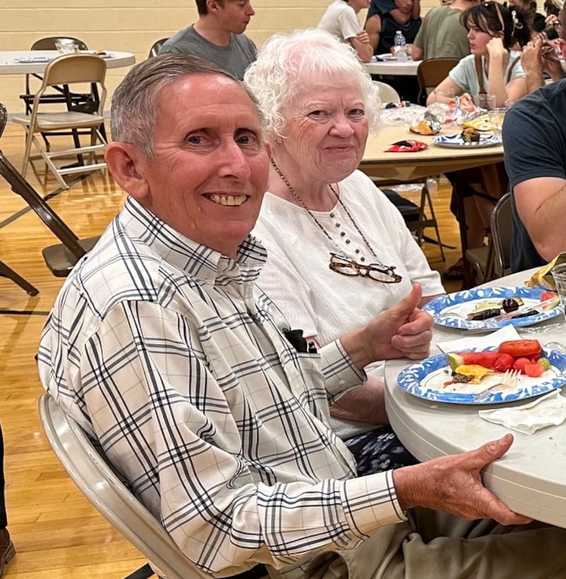 Dan e Winona Carlile desfrutam de uma refeição para evacuados no Centro de Estaca de Pueblo, Colorado, em 10 de julho de 2026. Os Carliles foram evacuados devido ao incêndio Aspen Acres que ardia perto de sua casa em Colorado City, Colorado.
