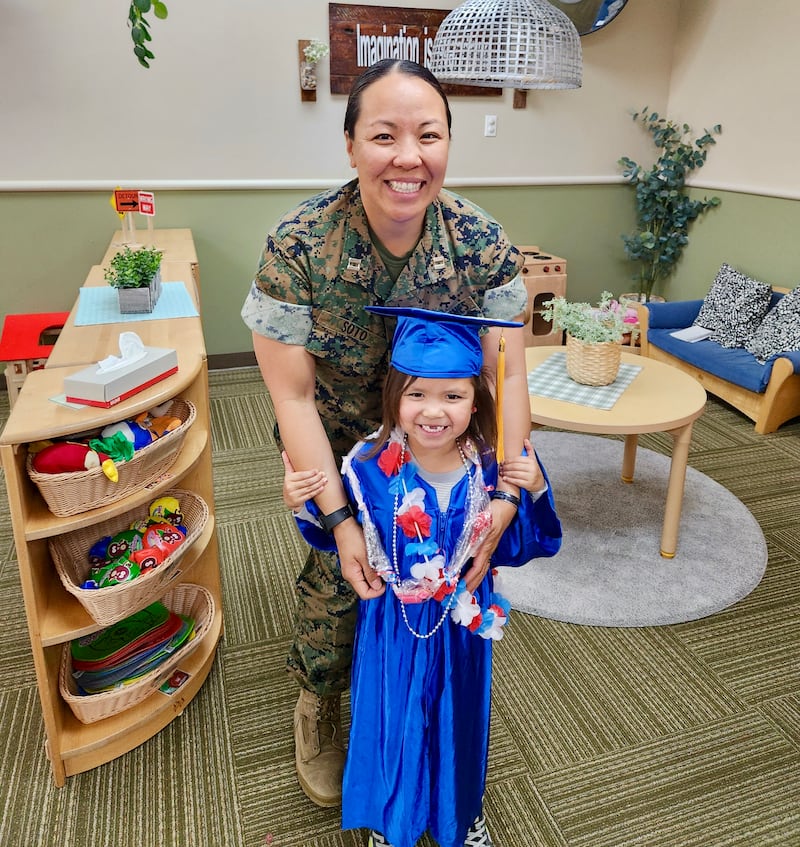 A Maj. Yen Soto, aposentada do Corpo de Fuzileiros Navais dos EUA, posa para uma foto com sua filha mais nova, Saya Soto, na formatura da pré-escola de sua filha no Camp Pendleton, norte do Condado de San Diego, Califórnia, em 2023.