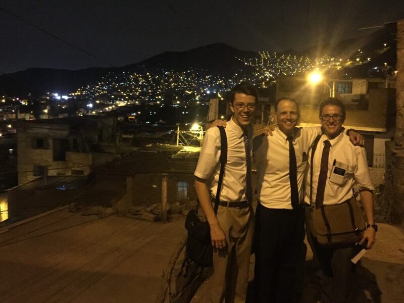 Presidente Steve Larson, no centro, da Missão Peru Lima Central, é fotografado com os élderes Denler e Nichols enquanto faziam proselitismo nas colinas da Zona Rimac. O presidente Larson e sua esposa, sister Becky Larson, serviram de 2015 a 2018.