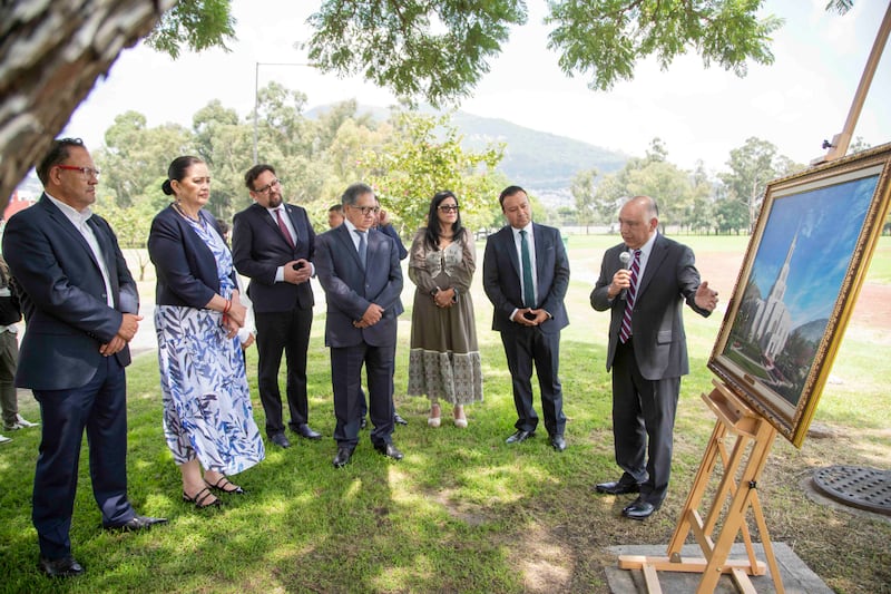 À direita, Élder Moisés Villanueva, um Setenta Autoridade Geral e presidente da Área México de A Igreja de Jesus Cristo dos Santos dos Últimos Dias, mostra aos membros do Senado do México uma ilustração e o local do futuro Templo México Benemérito de México City em Cidade do México, México, na sexta-feira, 28 de agosto de 2026.