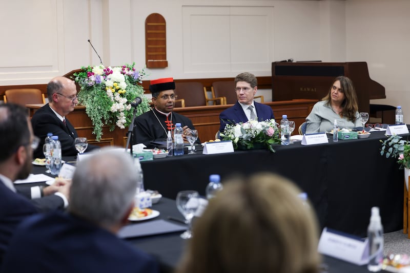 O Cardeal George Jacob Koovakad, prefeito do Dicastério para o Diálogo Inter-religioso, segundo da esquerda, junta-se ao Élder Alan R. Walker, um Setenta Autoridade Geral e presidente da Área América do Sul Sul da Igreja, segundo da direita, em um evento inter-religioso em Buenos Aires, Argentina, em 10 de setembro de 2026.