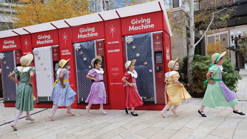 A Rise Up School of Dance se apresenta durante um evento da campanha anual Seja A Luz do Mundo no City Creek Center em Salt Lake City, na quarta-feira, 24 de novembro de 2021. Nesta época de Natal, 10 cidades dos Estados Unidos receberão estas máquinas de venda automática exclusivas, oferecendo a pessoas uma maneira divertida e memorável de doar e servir.