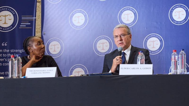 Élder Carlos A. Godoy e Juíza Lebogang Modiba falam em conferência de liberdade religiosa em Johannesburgo, África do Sul, 8 de agosto de 2026.