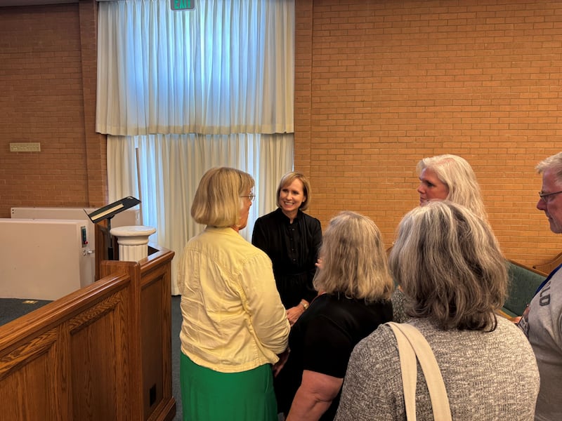 Irmã Amy A. Wright, primeira conselheira da presidência geral da Primária, visita um grupo de mulheres após um devocional de Nauvoo, Illinois, em 18 de setembro de 2025.