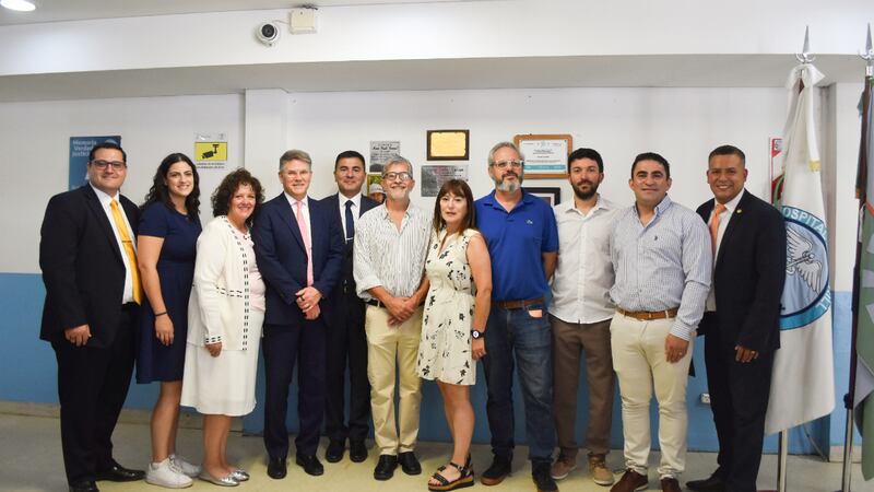 Bispo Sean Douglas, segundo conselheiro do Bispado Presidente, quarto da esquerda, e sua esposa, irmã Ann Douglas, terceira da esquerda, encontram-se com administradores do hospital e outros oficiais locais enquanto a Igreja doa equipamentos médicos para um hospital em Belén de Escobar, Província de Buenos Aires, Argentina, em 14 de fevereiro de 2026.