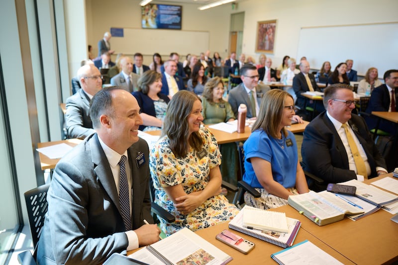 Novos líderes da missão reúnem-se em uma sessão de debate no Seminário de 2026 para Novos Líderes da Missão no Centro de Treinamento de Missionários de Provo em Provo, Utah, na quinta-feira, 18 de junho de 2026.