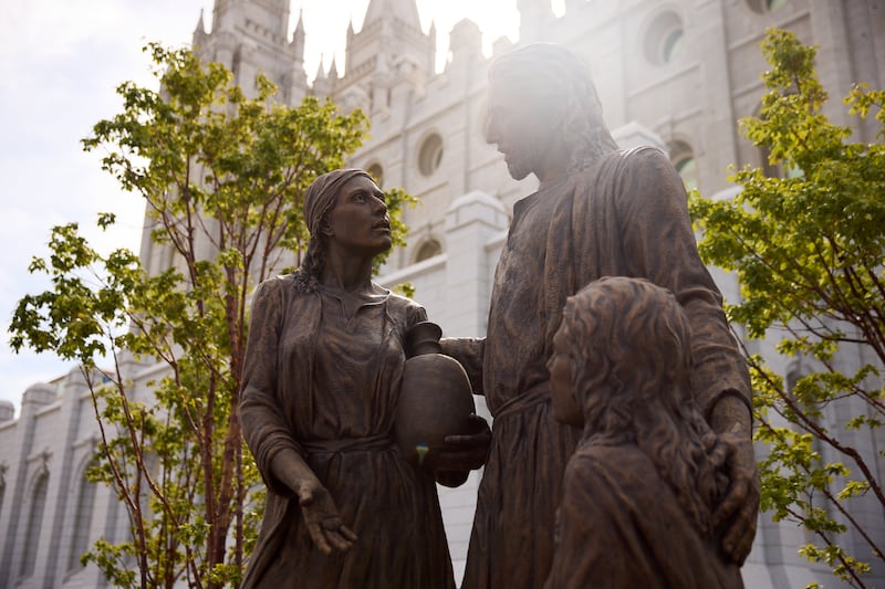 A estátua Jesus Cristo com Maria e Marta fica na Praça do Templo em Salt Lake City na terça-feira, 15 de setembro de 2026.