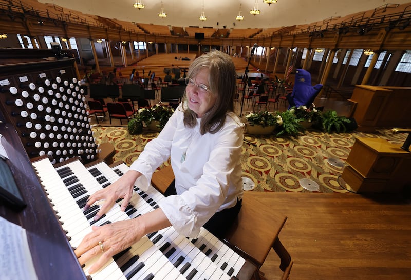 Linda Margetts pratica no órgão do Tabernáculo de Salt Lake City na sexta-feira, 9 de setembro de 2022.