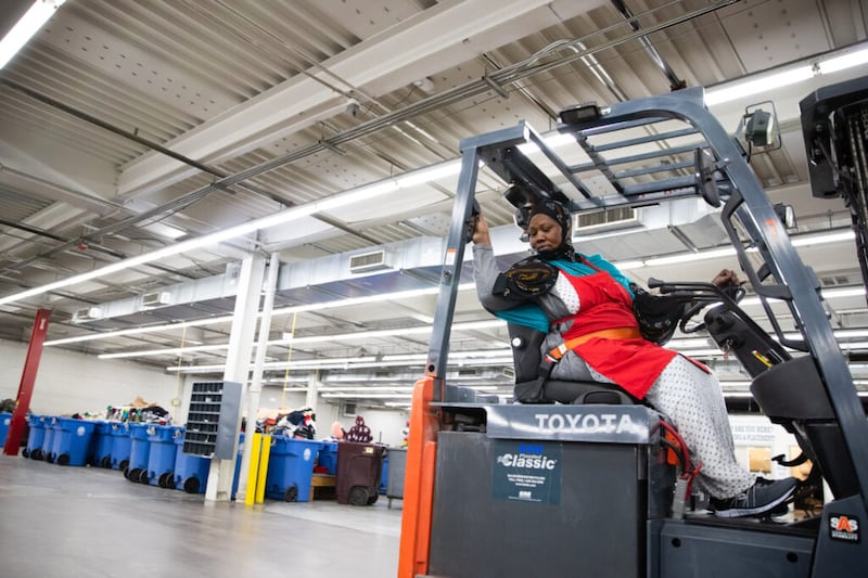 Kadija Mahdi e sua família vieram da Somália para Utah há sete anos. Kadija trabalha meio período e aprende inglês enquanto recebe treinamento profissional no Centro Humanitário da Igreja em Salt Lake City, em novembro de 2021.