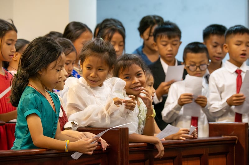 Children sing during o devocional with Élder Patrick Kearon of the Quorum of the Twelve Apostles and Irmã Jennifer Kearon during his March 12-21, 2026, ministry in A Igreja de Jesus Cristo dos Santos dos Últimos Dias's Asia Area.