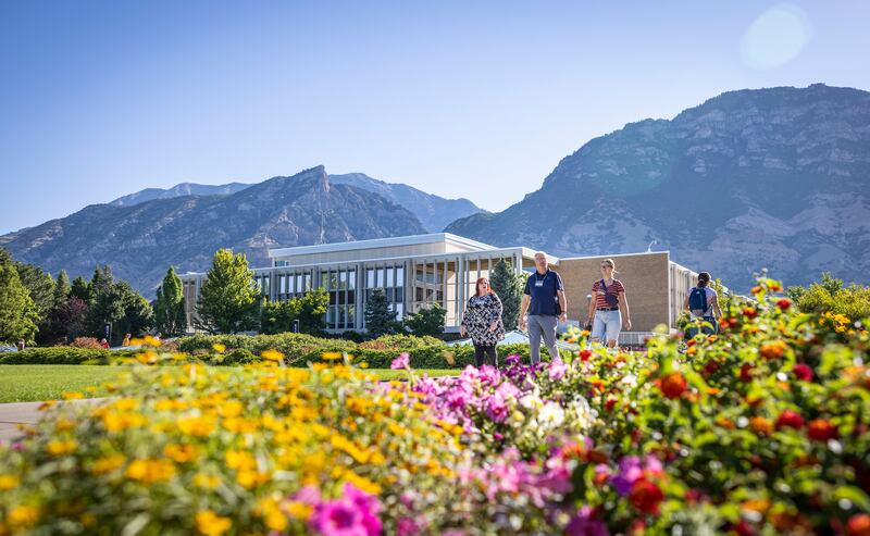 Participantes da Semana da Educação caminham pelo campus da BYU em Provo, Utah.
