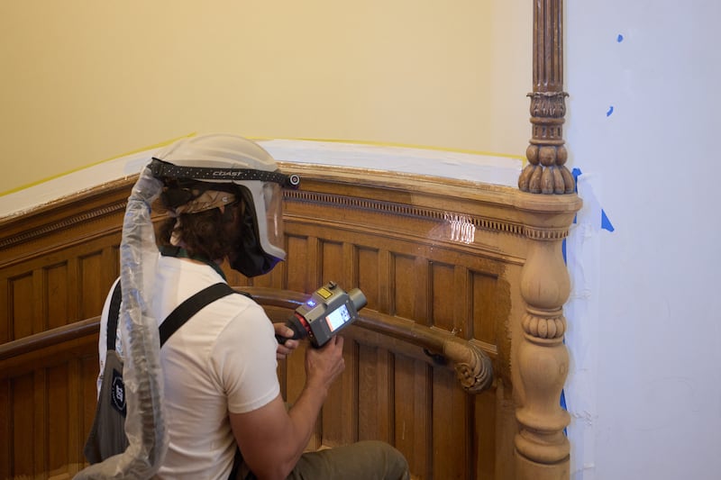 O verniz antigo é removido com um laser de pulso do Templo de Salt Lake d'A Igreja de Jesus Cristo dos Santos dos Últimos Dias na terça-feira, 21 de abril de 2026, em Salt Lake City.