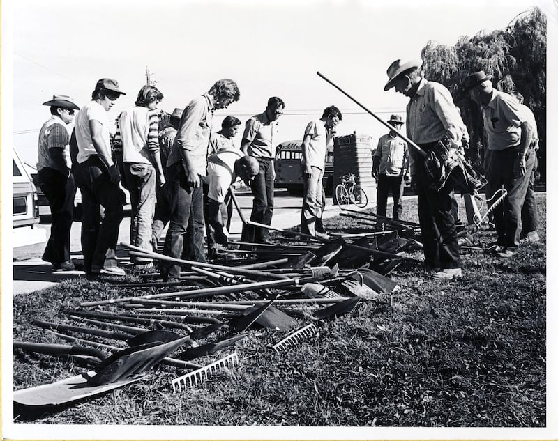 Voluntários de Idaho, Utah, Wyoming e Califórnia chegam a Rexburg, Idaho, e outras comunidades próximas para ajudar nos esforços de limpeza após a enchente da Teton Dam no verão de 1976.