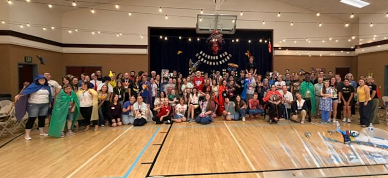 Participantes do programa de atividades para pessoas com deficiência, conselheiros de juventude e líderes de atividades para pessoas com deficiência realizam uma atividade de super-heróis em Mesa, Arizona, em 11 de agosto de 2026.