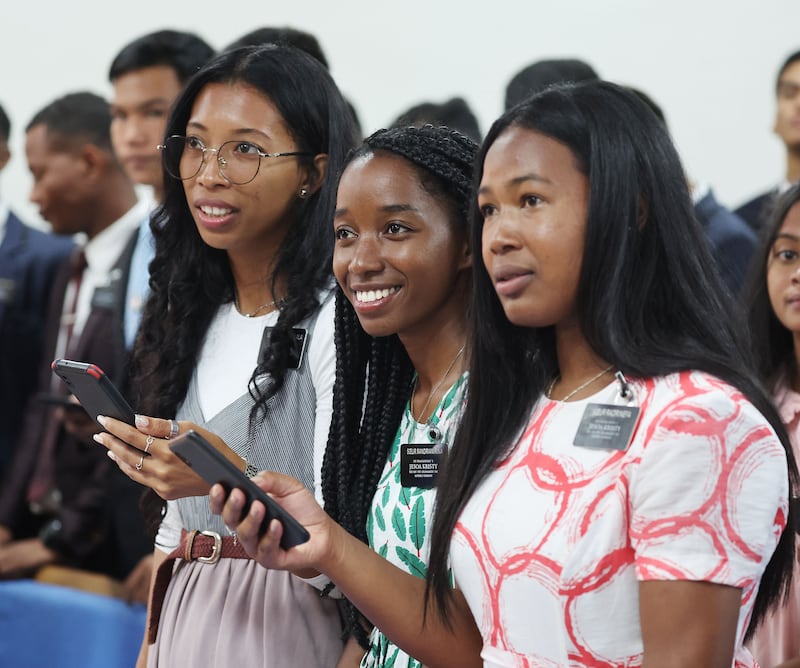 Missionários cantam durante uma conferência missionária em Antananarivo, Madagascar, na segunda-feira, 20 de fevereiro de 2023.