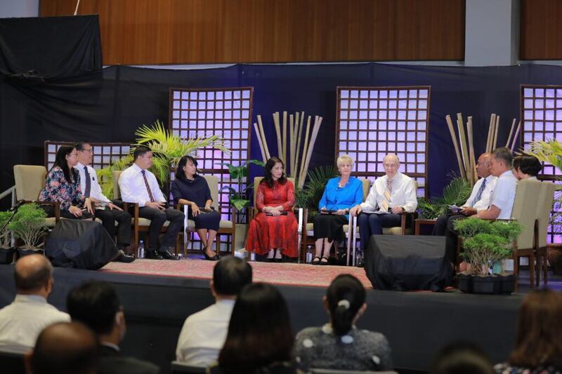 Élder Dale G. Renlund, do Quórum dos Doze Apóstolos, fala em um devocional durante sua visita às Filipinas de 8 a 20 de junho de 2022, com a irmã Ruth Renlund.