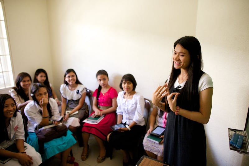 Moças interagem durante uma aula nas Filipinas.