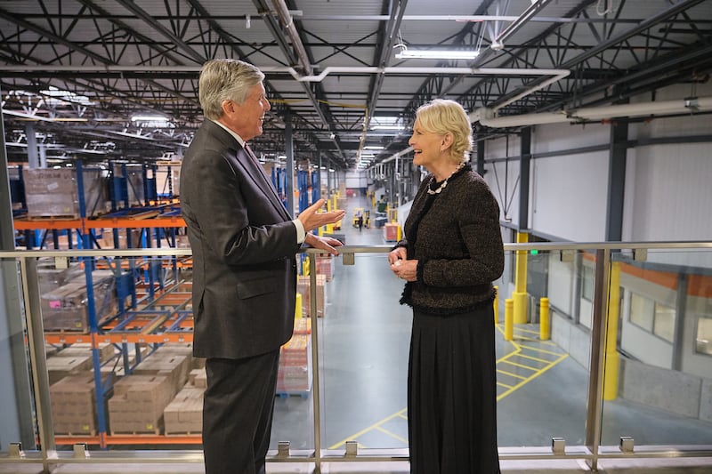 A diretora executiva do Programa Mundial de Alimentos, Cindy McCain, conversa com Gordon Smith enquanto faz um tour pelo Armazém Central dos Bispos em Salt Lake City, Utah, na sexta-feira, 30 de janeiro de 2026.