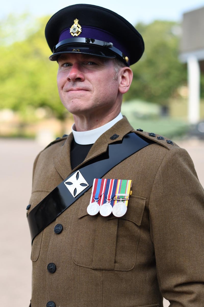 O Capelão Cap. Jonathan Bleakley tornou-se um dos dois primeiros capelães de Santos dos Últimos Dias do Exército Britânico quando concluiu o treinamento na Royal Military Academy Sandhurst em Berkshire, Inglaterra, em 18 de julho de 2026.