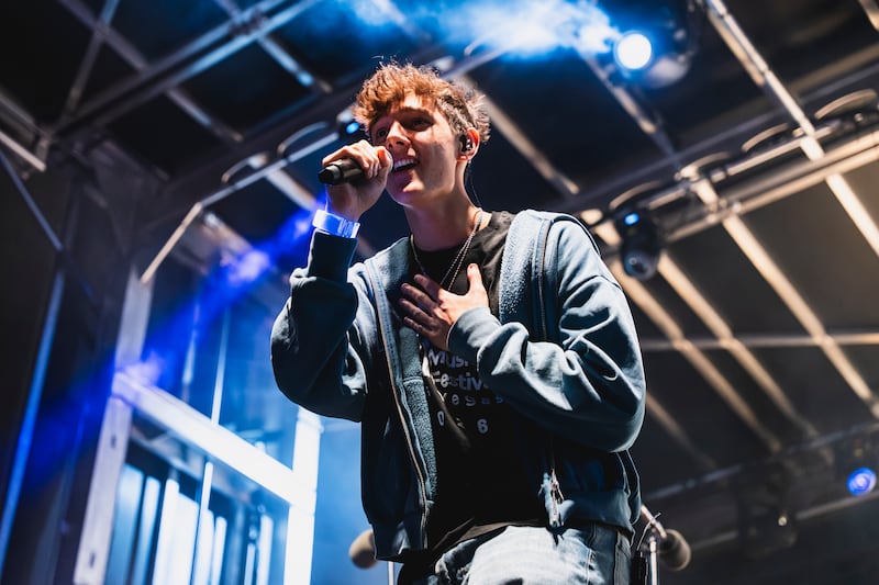 Ian Wolfgramm canta durante o Festival de Música da Juventude de Las Vegas realizado na UNLV no sábado, 17 de outubro de 2026.