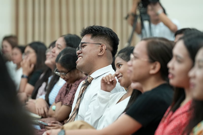 Jovens adultos solteiros ouvem e respondem a comentários durante o devocional com o Élder Ulisses Soares do Quórum dos Doze Apóstolos de Cebu, Filipinas, em 16 de maio de 2026.