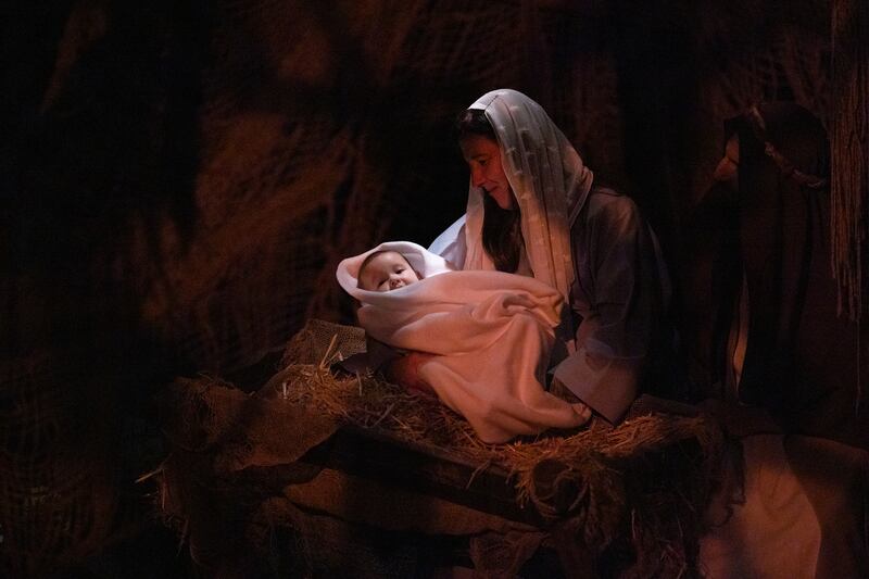 Bethany Warnick, da Estaca Santa Margarita, interpreta Maria em uma representação ao vivo chamada “Siga a Estrela: O Presépio ao Vivo” em 2 de dezembro de 2022. Ela segura Gideon Stapleton, no papel do Menino Jesus.