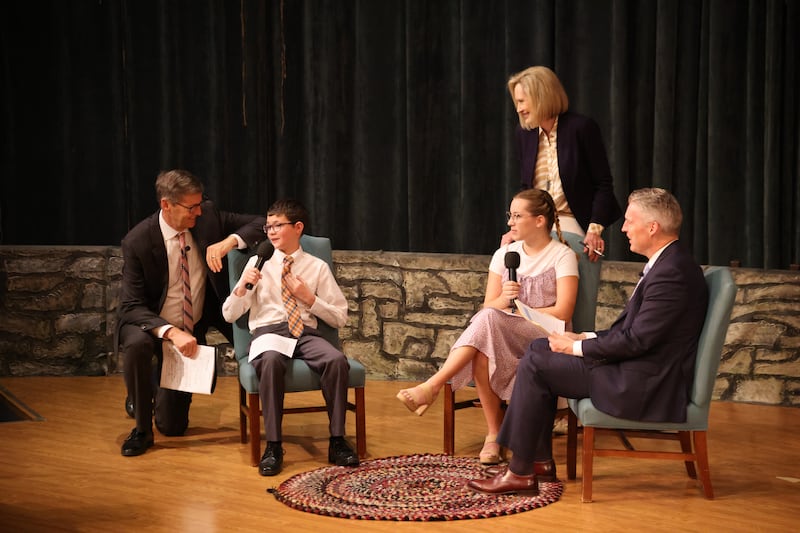 Presidente Steven J. Lund, presidente geral dos Rapazes, à esquerda, presidente Bonnie H. Cordon, presidente geral das Moças, em pé, e Élder Jeremiah J. Morgan, Setenta de Área, falam com os jovens durante uma reunião de treinamento no Centro de Visitantes de Nauvoo em Illinois, em 24 de setembro de 2022.