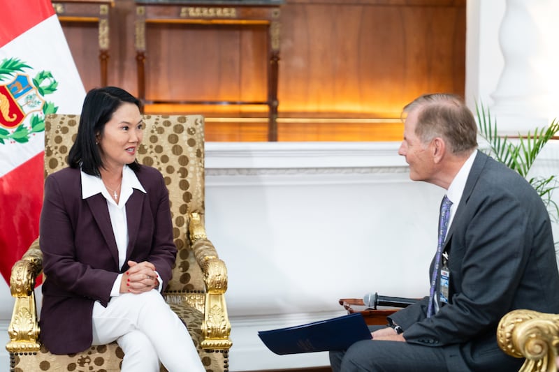 Élder Gary E. Stevenson do Quórum dos Doze Apóstolos de A Igreja de Jesus Cristo dos Santos dos Últimos Dias conversa com a Presidenta do Peru Keiko Fujimori Higuchi, como parte de um ministério no país sul-americano na quinta-feira, 27 de agosto de 2026, no Palácio do Governo em Lima, Peru.