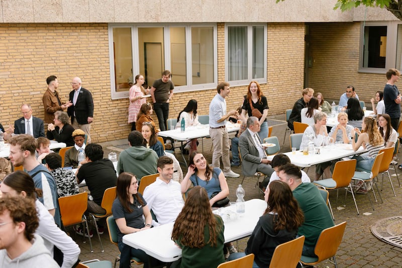 Jovens adultos passam tempo juntos no Instituto de Religião de Frankfurt em Frankfurt, Alemanha, 18 de abril de 2026.