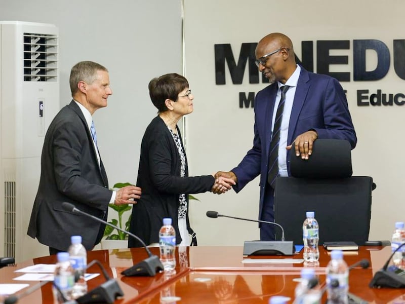 Elder David A. Bednar do Quórum dos Doze Apóstolos, à esquerda, e sua esposa, Sister Susan Bednar, ao centro, encontram Joseph Nsengimana, Ministro da Educação de Ruanda, à direita, em 17 de março de 2026.