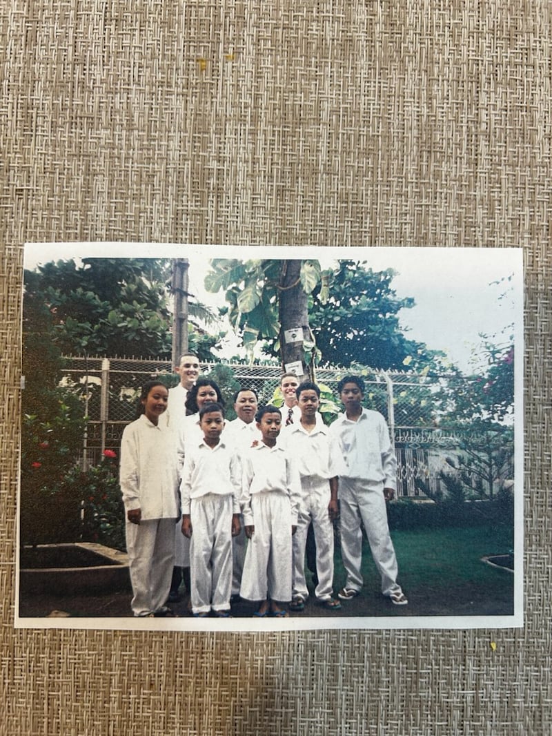 Sam Sophon, Chan Sovan e seus cinco filhos sorriem em seu serviço batismal em 12 de junho de 1999, com Elders Clint Rogers e David Hoare em Phnom Penh, Camboja.