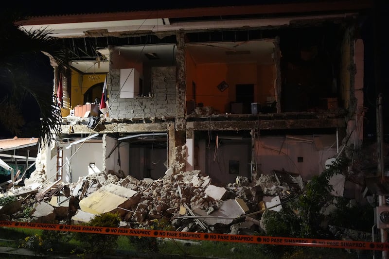 Um edifício parcialmente desabado permanece de pé após um terremoto atingir Penonome, Panamá, sexta-feira, 9 de outubro de 2026.