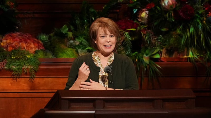 A presidente Sharon Eubank discursa na sessão da noite de sábado, dia 2 de outubro de 2021, da 191ª Conferência Geral Semianual de A Igreja de Jesus Cristo dos Santos dos Últimos Dias.