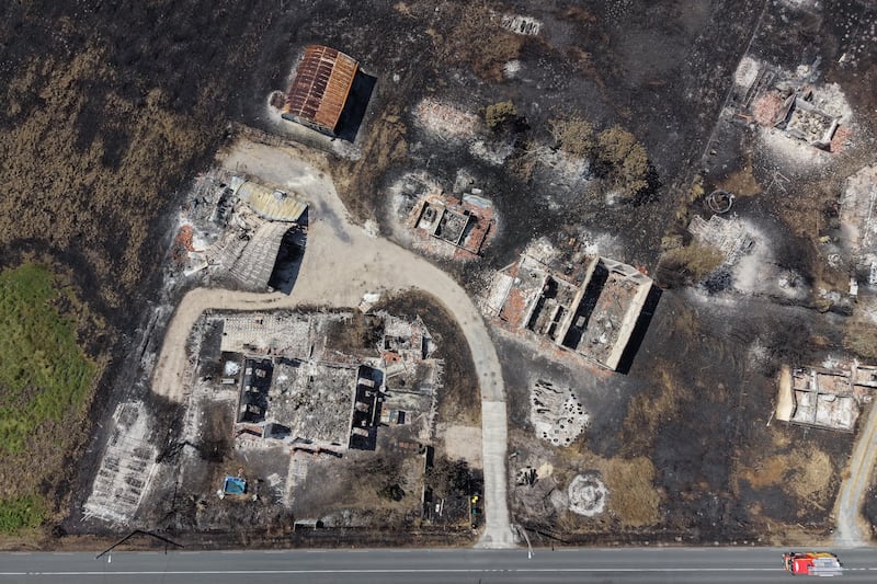 Esta foto aérea tirada por um drone mostra casas e terreno queimados após incêndios florestais devastarem perto da vila de Le Porge, Sudoeste da França, segunda-feira, 27 de julho de 2026.
