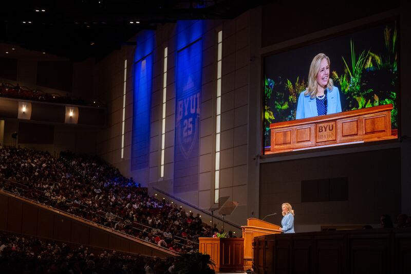 Irmã Jennifer E. Meredith fala aos alunos da BYU–Idaho durante o primeiro devocional do campus do semestre, 13 de janeiro de 2026, em Rexburg, Idaho.