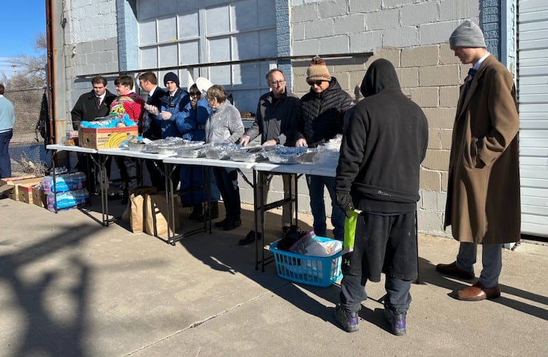 Missionários se juntam a outros voluntários para servirem uma refeição quente aos necessitados em Pueblo, Colorado, em 25 de dezembro de 2023.