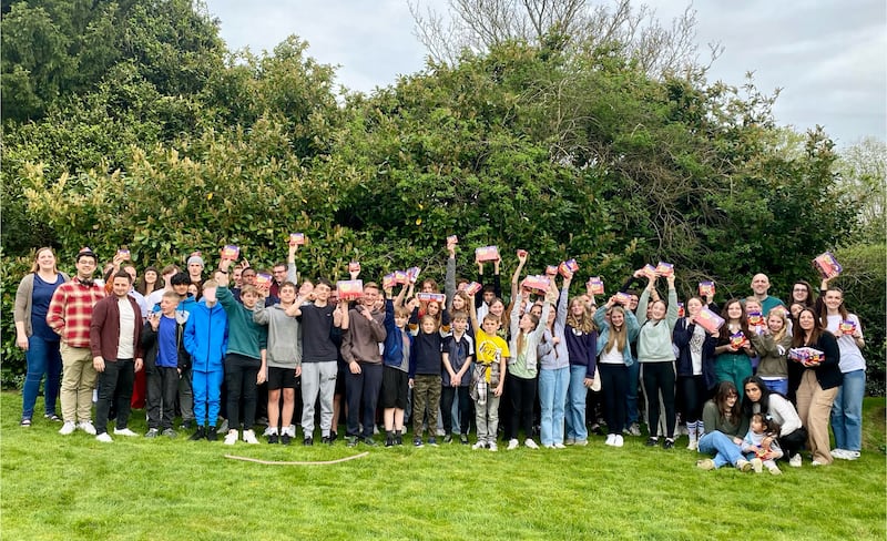 Várias dezenas de jovens da Estaca Inglaterra Northampton comemoram por terem duplicado sua meta na coleta de ovos de Páscoa para a Associação Norte Ucraniana em abril de 2024.