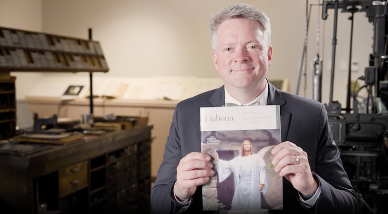 Michael Dunford, o diretor de arte da Liahona, segura uma cópia da edição de maio de 2025 da Liahona em um vídeo divulgado sábado, 27 de setembro de 2025, para uma visão nos bastidores de como as revistas são impressas.