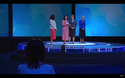 A irmã Sharon Eubank apresenta sua amiga, Liv, durante uma sessão da Conferência de Mulheres da BYU no dia 29 de abril de 2021.