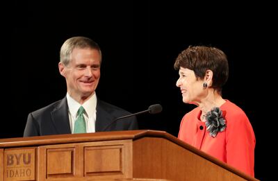 O élder David A. Bednar, do Quórum dos Doze Apóstolos e a esposa, irmã Susan Bednar, discursa para alunos da BYU-Idaho num devocional realizado no Centro BYU-Idaho em Rexburg, Idaho, no domingo, 22 de setembro