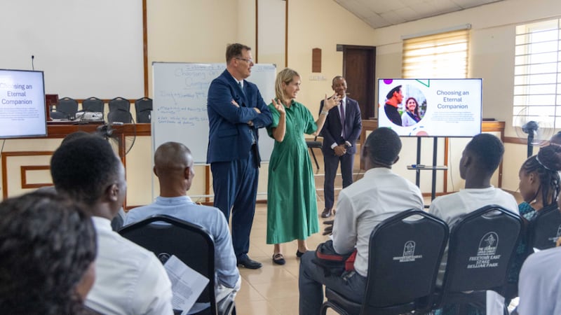 Élder Clark G. Gilbert do Quórum dos Doze Apóstolos, à esquerda, e sua esposa, Irmã Christine Gilbert, à direita, conversam com uma classe de instituto em Freetown, Serra Leoa, na quarta-feira, 26 de agosto de 2026.