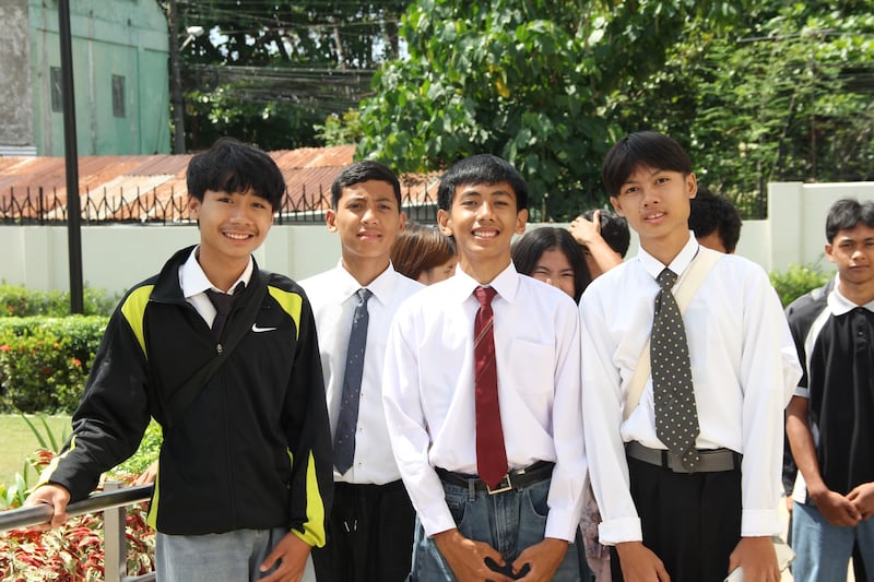 Quatro jovens participam da visita pública do Templo de Davao Filipinas em 10 de abril de 2026.