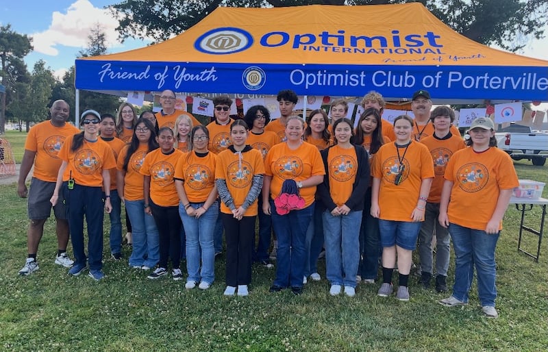 Organizadores e voluntários tiram uma foto em frente ao Optimist Club de Porterville no evento Porterville Celebrates Reading em Porterville, Califórnia, 11 de abril de 2026.
