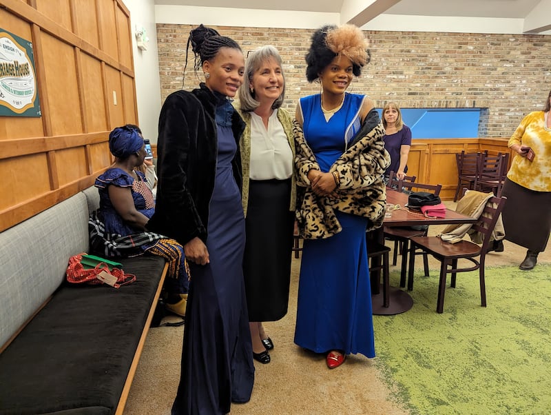 Alfonsine Jilbert e Julienne Mwenge, de Twin Falls, Idaho, conhecem a irmã J. Anette Dennis, primeira conselheira na presidência geral da Sociedade de Socorro, após a sessão da tarde de domingo da conferência geral, em 1º de outubro de 2023.