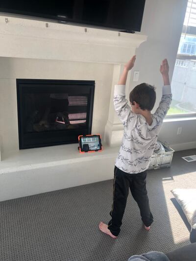 O filho de Vanessa Lagemann participa de uma atividade da Primária através do Zoom, em maio de 2020. Os Lagemanns moram na Ala Mountain Shadows 1 em português, Estaca West Jordan Utah Mountain Shadows.