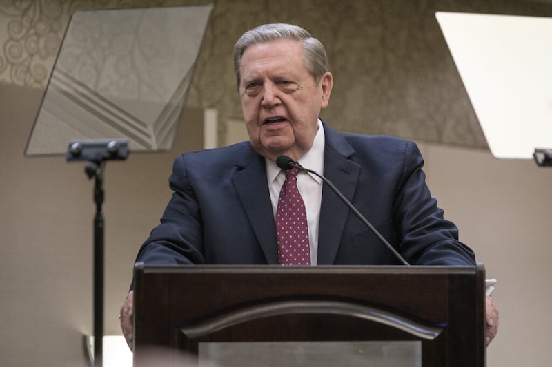 Élder Jeffrey R. Holland, do Quórum dos Doze Apóstolos de A Igreja de Jesus Cristo dos Santos dos Últimos Dias, introduz sua esposa, a irmã Patricia Terry Holland, no Banquete de Bolsas de Estudo da Sociedade de Gestão da BYU de 2021, sexta-feira, 5 de novembro de 2021, em St. George, Utah.