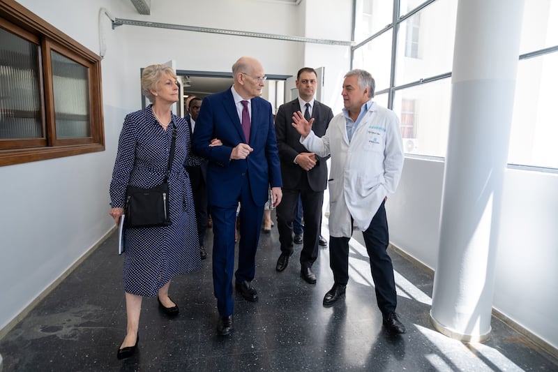 Elder Dale G. Renlund do Quórum dos Doze Apóstolos e sua esposa, Sister Ruth Renlund, visitam o Hospital Clínico Manuel Quintela em Montevidéu, Uruguai, na segunda-feira, 10 de novembro de 2025.