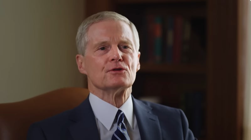 Élder David A. Bednar, do Quórum dos Doze Apóstolos, dirige-se a legisladores e formuladores de políticas sobre o fortalecimento dos laços familiares com o uso de tecnologias em sua mensagem de vídeo apresentada na 3ª Conferência Anual da IDCT em Abu Dhabi, Emirados Árabes Unidos, que ocorreu em 3 de junho de 2026.