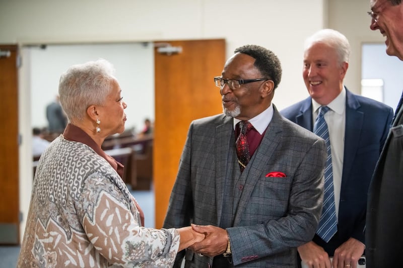 Linda Williams recebe Bishop Michael Williams em um devocional Santos em Unidade em Fort Worth, Texas, em 16 de novembro de 2025.