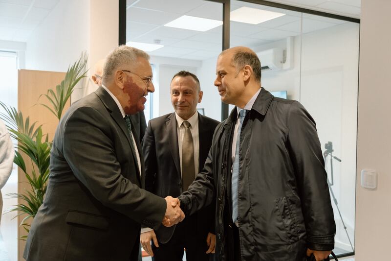 Elder Rubén V. Alliaud, Setenta Autoridade Geral e Presidente da Área Central da Europa, cumprimenta Dr. Dániel Solymári, embaixador-geral do Programa Hungary Helps da Hungria, antes de uma mesa-redonda sobre a prestação de cuidados para os necessitados de Bruxelas, Bélgica, na terça-feira, 24 de março de 2026.
